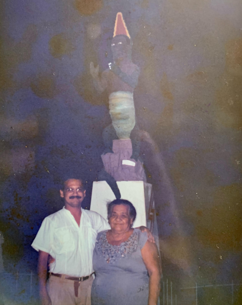 El autor del artículo en compañía de su mamá en la plaza del Hombre-Caimán en Plato Magdalena